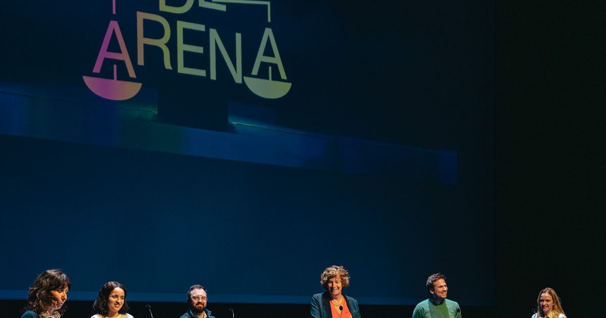 DE ARENA — denkt door